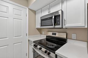 Naples apartment for rent - Kitchen with Stove top oven at Mer Soleil Apartments, Naples