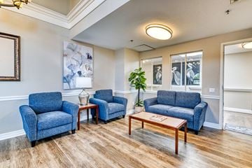 Vista apartment for rent - A living room with blue chairs and a wooden coffee table.