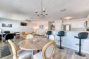 Panama City townhouse for rent - A dining room with a round table and chairs.