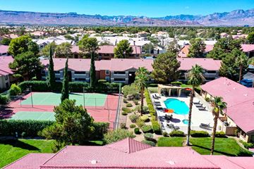 Las Vegas apartment for rent - a view of the tennis court from the roof of a building
