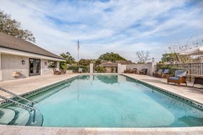 Deland apartment for rent - take a dip in the resort style pool