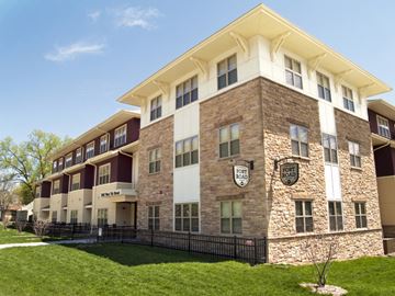 St. Paul apartment for rent - A large building with a sign that says "Fort Road" on it.