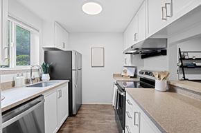 Renton apartment for rent - Modern Kitchen at 2000 Lake Washington Apartments in Renton, Washington 98056