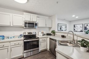 Norcross apartment for rent - Modern Kitchen at Gwinnett Pointe Apartments in Norcross, GA 30093