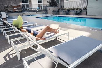Lounge with pool 