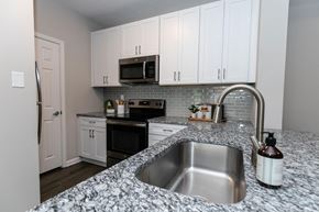 Atlanta apartment for rent - a kitchen with granite counter tops and white cabinets at Willowest in Vinings, Atlanta, GA, 30339