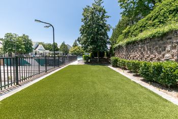 Manicured landscaping at willowest in collier hills in atlanta, ga 30318