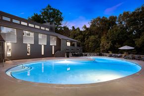 Independence apartment for rent - Pool at night