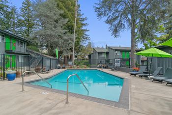 Sparkling pool (summer only)