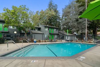 Sparkling pool (summer only)