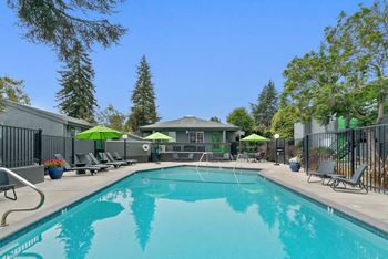 Sparkling pool (summer only)