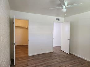 Scottsdale apartment for rent - a bedroom with hardwood floors and a ceiling fan
