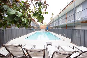 Tempe apartment for rent - the swimming pool at our hotel in palm springs