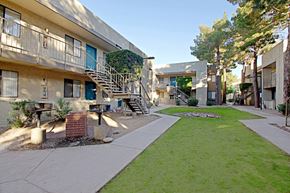 Mesa apartment for rent - a view of the courtyard at the whispering winds apartments in pearland, tx