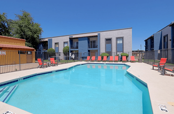 Sparkling swimming pool 