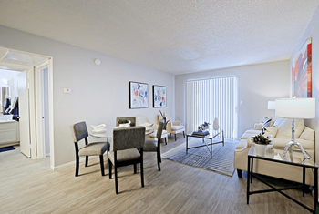 Spacious living room 
