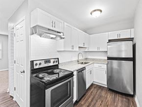 Smyrna apartment for rent - Upgraded kitchen with white cabinets and stainless steel appliances at Georgian Oaks Apartments, Georgia