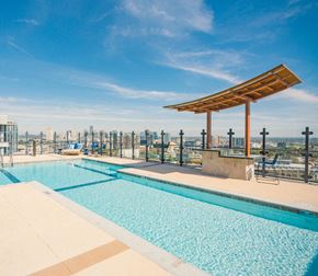 Nashville apartment for rent - the pool on the roof of the building has a view of the city