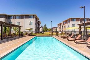 Eugene apartment for rent - A sparkling swimming pool.