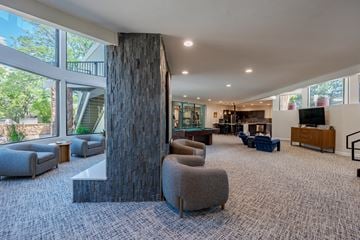 Westminster townhouse for rent - A large room with a stone pillar and grey carpet.