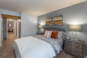 Hanover apartment for rent - A bedroom with a large bed and two lamps.