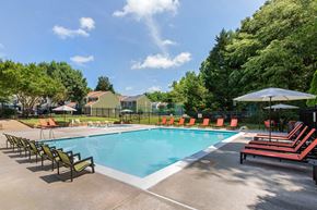 Hanover apartment for rent - Swimming Pool and lounge chairs