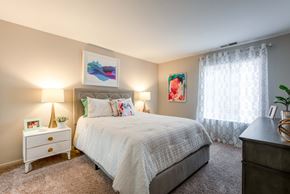 Columbia apartment for rent - a bedroom with a bed and a window