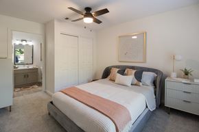 Bowling Green apartment for rent - a bedroom with a bed and a ceiling fan