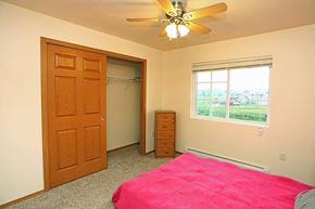 Grafton apartment for rent - a bedroom with a bed and a ceiling fan
