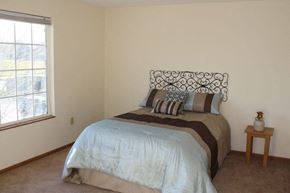 Clear Lake apartment for rent - a bedroom with a bed and a window