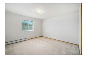 Marshfield apartment for rent - an empty bedroom with a window and a carpeted floor