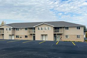 Marshfield apartment for rent - a large apartment building with a parking lot