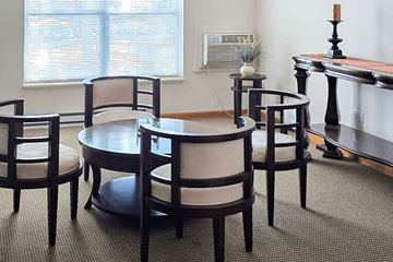 Crete apartment for rent - A set of chairs and a table are arranged in a living room.