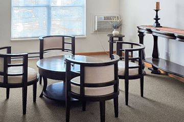 Crete apartment for rent - A set of chairs and a table are arranged in a living room.