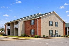 Henderson apartment for rent - A large apartment building with a parking lot in front.