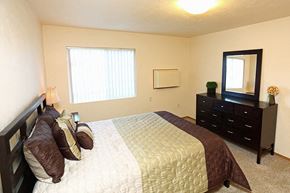 Kiel apartment for rent - a bedroom with a large bed and a dresser