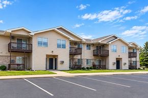 Sturgeon Bay apartment for rent - A row of apartment buildings with a parking lot in front.