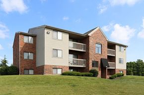 Sidney apartment for rent - A large apartment building with a balcony on the second floor.