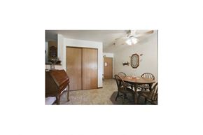 Marinette apartment for rent - a dining room with a table and a piano