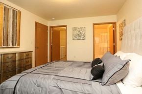 Ripon apartment for rent - a bedroom with a large bed with pillows
