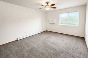 Marshfield apartment for rent - A room with a ceiling fan and a window.
