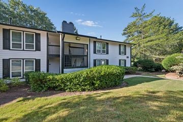 Raleigh apartment for rent - A white apartment building with a green lawn in front.