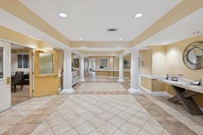 Columbia apartment for rent - a lobby with a table with a mirror on the wall