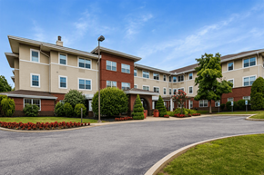 York apartment for rent - A large apartment complex with a driveway in front.