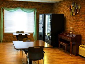 Westminster apartment for rent - a dining room with a table and a piano