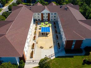 Dundalk apartment for rent - an aerial view of the courtyard of a building with a blue pool