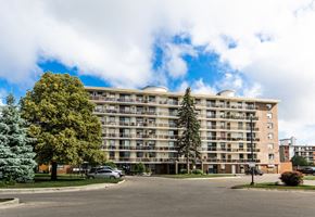 London apartment for rent - A large apartment building with a parking lot in front.
