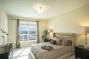 London apartment for rent - a bedroom with a large bed and a window