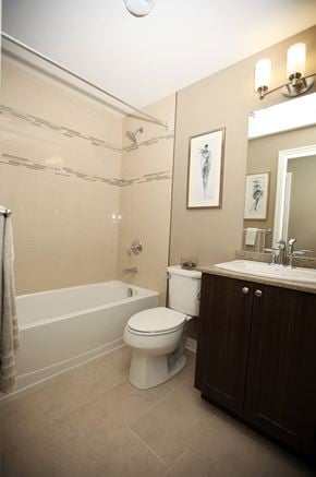 London apartment for rent - a bathroom with a toilet and a tub and a sink