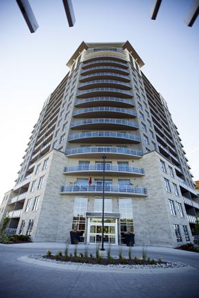 London apartment for rent - an apartment building in the city